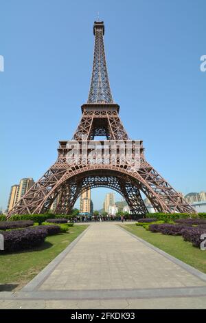 La copia in scala della torre Eiffel a Tianducheng o città del cielo a Hangzhou, Cina. Maggio 2021 Foto Stock