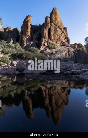 Le formazioni rocciose si riflettono nelle acque del lago artificiale Bear Gulch al Pinnacles National Park in California. Foto Stock