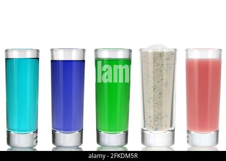 Diversi tipi di detersivo per bucato, detersivo in polvere, ammorbidente in un bicchiere, isolato su bianco Foto Stock