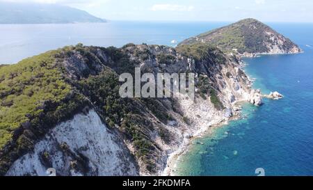 Splendida vista sulla costa bagnata dalle onde blu dell'oceano Al Parco Nazionale dell'Arcipelago Toscano Foto Stock