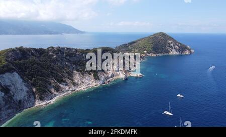 Splendida vista sulla costa bagnata dalle onde blu dell'oceano Al Parco Nazionale dell'Arcipelago Toscano Foto Stock