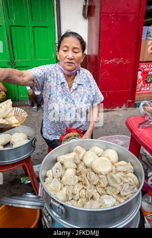 Una donna non identificata che vende la colazione cinese a Teretti Bazaar, Kolkata, India il 2021 aprile Foto Stock