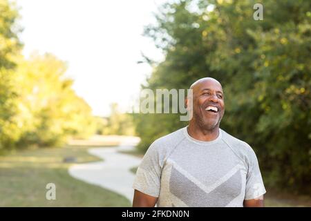 Uomo afroamericano maturo che fa una passeggiata fuori. Foto Stock