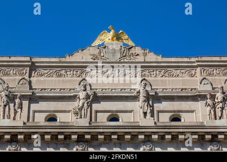 Una scultura di aquila dorata si erge sopra le sculture del "viaggio di Westward" in cima all'edificio del Campidoglio dello stato dell'Indiana a Indianapolis, Indiana, USA. Foto Stock