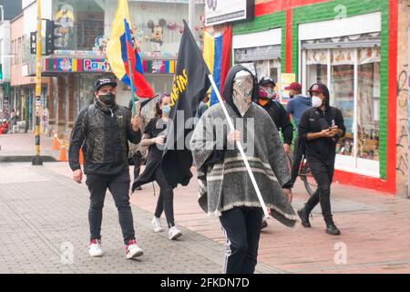 I manifestanti protestano il primo giorno dello sciopero nazionale contro il progetto proposto dal governo nazionale per la riforma fiscale di Bogotà. Foto Stock