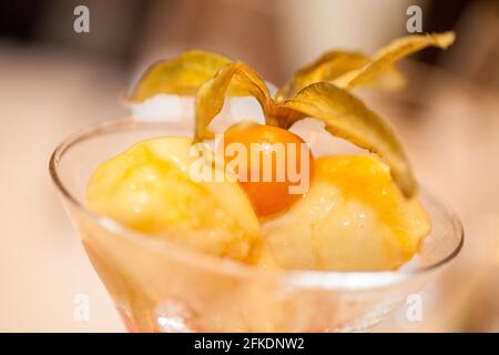 Gelato al Mango in un bicchiere sul tavolo. Foto di alta qualità Foto Stock