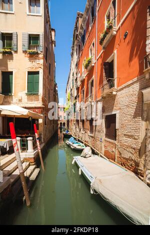 Canale venetial e edificio antico in giornata di sole Foto Stock