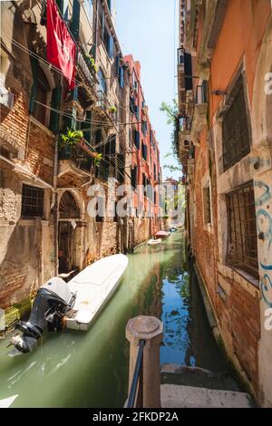 Canale venetial e edificio antico in giornata di sole Foto Stock