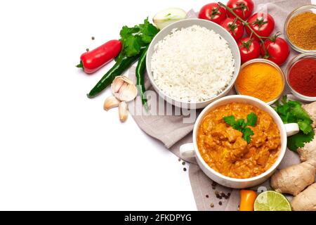 Piatto di curry tradizionale di pollo e set di spezie su sfondo bianco Foto Stock