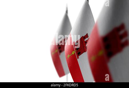 Piccole bandiere nazionali di Gibilterra su sfondo bianco Foto Stock