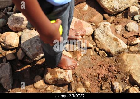 I residenti rurali del villaggio a Sane in Limpopo ancora attraversano i fiumi per ferry i bambini alla scuola a causa di problemi di carenza di infrastrutture Foto Stock