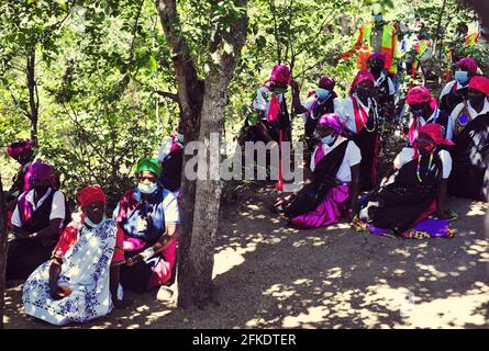 Raccoglitrici di sale che lavorano presso le antiche saline di Baleni a Limpopo, Sudafrica Foto Stock