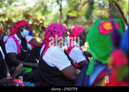 Raccoglitrici di sale che lavorano presso le antiche saline di Baleni a Limpopo, Sudafrica Foto Stock