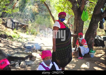 Raccoglitrici di sale che lavorano presso le antiche saline di Baleni a Limpopo, Sudafrica Foto Stock