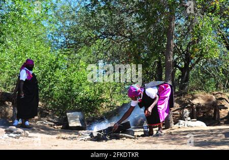 Raccoglitrici di sale che lavorano presso le antiche saline di Baleni a Limpopo, Sudafrica Foto Stock