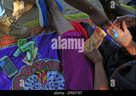 Raccoglitrici di sale che lavorano presso le antiche saline di Baleni a Limpopo, Sudafrica Foto Stock