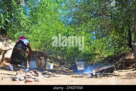 Raccoglitrici di sale che lavorano presso le antiche saline di Baleni a Limpopo, Sudafrica Foto Stock