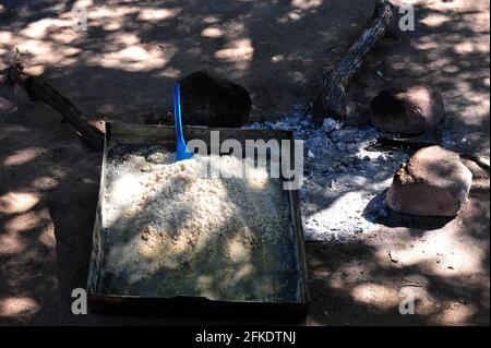 Raccoglitrici di sale che lavorano presso le antiche saline di Baleni a Limpopo, Sudafrica Foto Stock