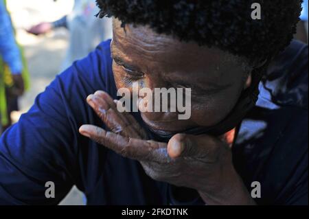 Raccoglitrici di sale che lavorano presso le antiche saline di Baleni a Limpopo, Sudafrica Foto Stock