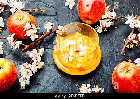 Marmellata di mela in vaso di vetro e mela fresca. Marmellata di frutta Foto Stock