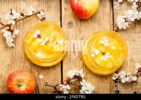 Gustosa marmellata di mele o marmellata di mele. Confettura di mele in vaso di vetro Foto Stock