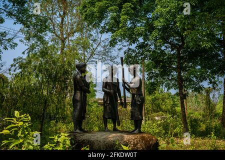 Statua di Lachit Borphukan in Jorhat Assam. Un monumento commemorativo in onore del generale Lachit Borphukan. Vicino al parco nazionale di Kaziranga, India nord-orientale. Foto Stock