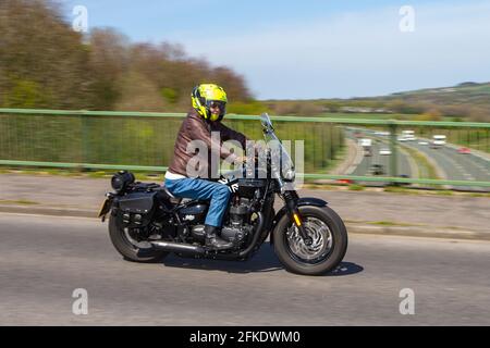 2019 Triumph Bonneville Bobber nero; motociclista; trasporto a due ruote, motocicli, veicoli, Strade, motociclette, motociclette e motociclette che guidano a Chorley, Regno Unito Foto Stock