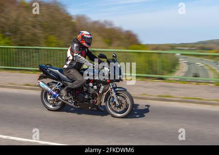 1998 90s novanta Yamaha FZS 600; motociclista; trasporto a due ruote, motociclette, veicolo, Strade, motociclette, motociclisti motociclisti automobilistici a Greater Manchester, Regno Unito Foto Stock