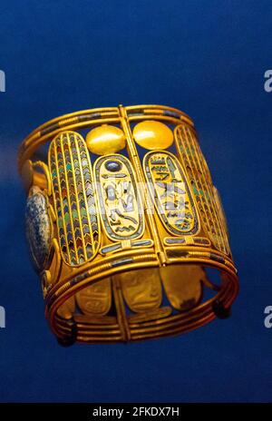 Il Cairo, Museo Egizio, da Tanis, sepoltura del re Psuscennes i : uno dei due braccialetti che mostra i cartoni del re e lapide-lazuli scarabs. Foto Stock