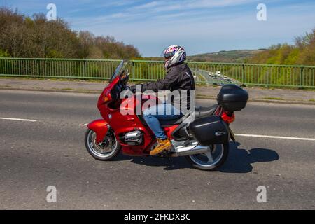 1996 90s Red BMW R1100 Rt; motociclista; trasporto a due ruote, motocicli, veicoli, Strade, motociclette, motociclette e motociclette che guidano a Chorley, Regno Unito Foto Stock