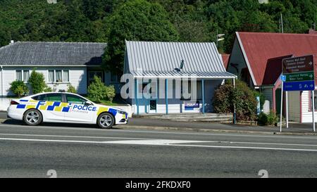 Havelock, Marlborough/Nuova Zelanda - 15 marzo 2021: Macchina della polizia di fronte alla stazione di polizia di Havelock, strada principale / autostrada statale 6, Marlborough Sou Foto Stock