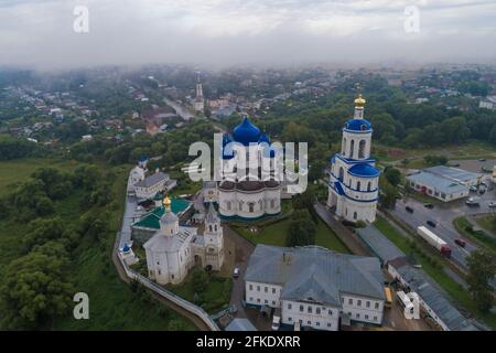 Vista dall'alto dei templi del monastero del Santo Bogolyubskij in una nebbia di agosto mattina (fotografia aerea). Bogolyubovo, regione di Vladimir. Russia Foto Stock