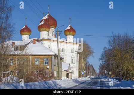 Antica Chiesa dell'Annunciazione della Beata Vergine Maria in un paesaggio urbano in un giorno di febbraio gelido. Kargopol, Russia Foto Stock