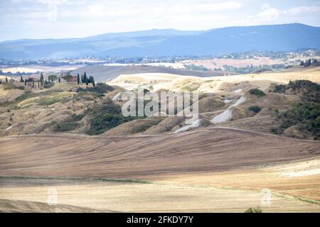 Ad Asciano - Italia - il 2020 agosto - Paesaggio Di campagna toscana in Val d'Orcia e la cosiddetta creta senesi Foto Stock