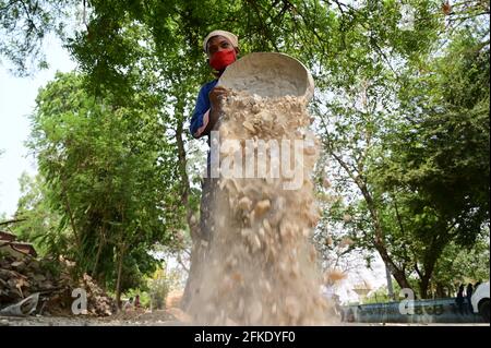 Prayagraj, Uttar Pradesh, India. 1 maggio 2021. Prayagraj: Un lavoro che lavora nel cantiere stradale a Prayagraj il Sabato, Maggio 01, 2021 Credit: Prabhat Kumar Verma/ZUMA Wire/Alamy Live News Foto Stock