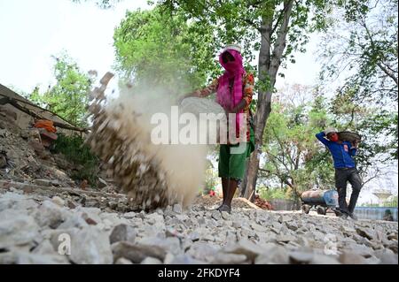 Prayagraj, Uttar Pradesh, India. 1 maggio 2021. Prayagraj: Un lavoro che lavora nel cantiere stradale a Prayagraj il Sabato, Maggio 01, 2021 Credit: Prabhat Kumar Verma/ZUMA Wire/Alamy Live News Foto Stock