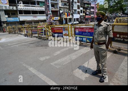 Prayagraj, Uttar Pradesh, India. 1 maggio 2021. Prayagraj: Barricata della polizia su strada durante il weekend di blocco a Prayagraj Sabato, 01 maggio 2021 Credit: Prabhat Kumar Verma/ZUMA Wire/Alamy Live News Foto Stock