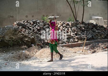 Prayagraj, Uttar Pradesh, India. 1 maggio 2021. Prayagraj: Un lavoro che lavora nel cantiere stradale a Prayagraj il Sabato, Maggio 01, 2021 Credit: Prabhat Kumar Verma/ZUMA Wire/Alamy Live News Foto Stock