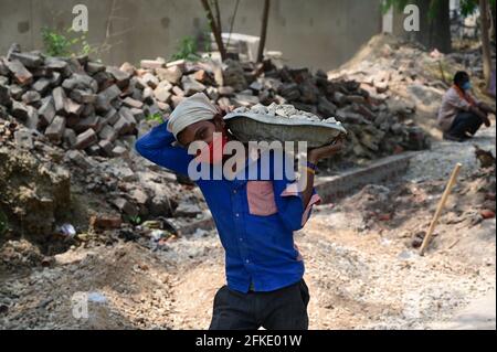 Prayagraj, Uttar Pradesh, India. 1 maggio 2021. Prayagraj: Un lavoro che lavora nel cantiere stradale a Prayagraj il Sabato, Maggio 01, 2021 Credit: Prabhat Kumar Verma/ZUMA Wire/Alamy Live News Foto Stock