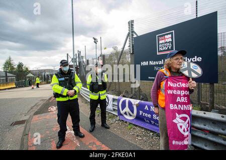 Ogni mercoledì si tiene una veglia alla base navale HM sulla Clyde, che è meglio conosciuta come la casa delle armi nucleari britanniche. Foto Stock