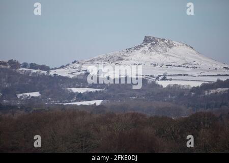 Roseberry Topping coperto di neve in inverno, Nord Yorkshire; Inghilterra; Regno Unito Foto Stock