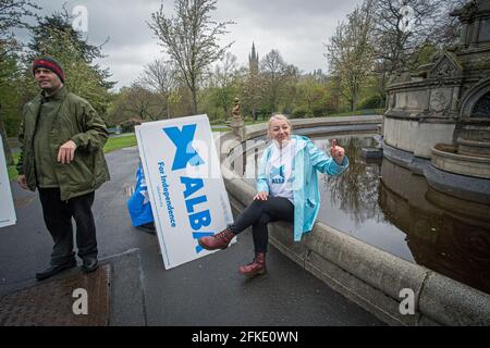 IL candidato DI ALBA Michelle Ferns ha condotto una campagna al Kelvingrove Park con materiali raccolti da volontari a Glasgow, Scozia. Foto Stock