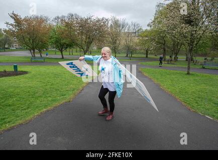 IL candidato DI ALBA Michelle Ferns ha condotto una campagna al Kelvingrove Park con materiali raccolti da volontari a Glasgow, Scozia. Foto Stock