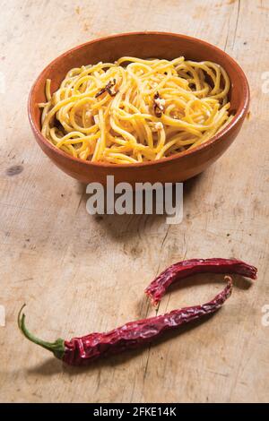 Spaghetti olio extra vergine aglio e peperoncino calabrese chiamati in Italia spaghetti aglio olio e peperoncino. Foto Stock