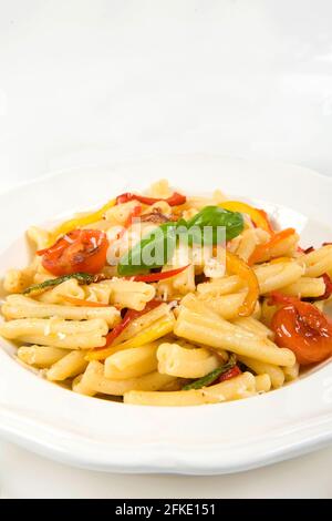 pasta vegana chiamata casarrecce con le verdure e chili evo olio o pasta con verdure fresche zucchine pepe giallo ciliegia pomodori e peperoncino extra vi Foto Stock