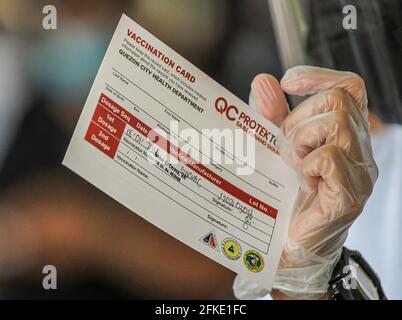 Manila. 1 maggio 2021. Un operatore sanitario mostra una scheda di vaccinazione prima di somministrare una dose del vaccino Sinovac COVID-19 a residenti a Manila, Filippine, il 1 maggio 2021. Credit: Rouelle Umali/Xinhua/Alamy Live News Foto Stock