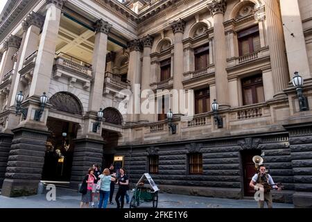 Un busker si esibisce fuori dal municipio di Melbourne, Victoria, Australia Foto Stock