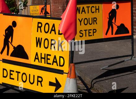 Cartelli pubblici che indicano i lavori stradali a Clifton Hill, Victoria, Australia Foto Stock