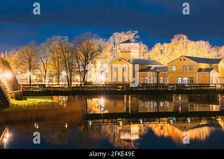 Kuressaare, Estonia. Vecchia casa di legno giallo tradizionale in serata Blue Hour Night Foto Stock