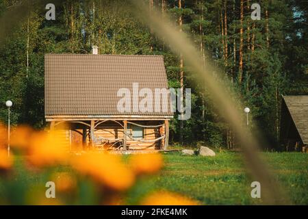 Berezinsky, Riserva della Biosfera, Bielorussia. Pensioni turistiche tradizionali bielorusse nel paesaggio dell'inizio dell'autunno. Luogo popolare per il riposo e l'Eco attivo Foto Stock